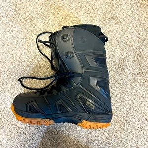 Lamar snowboard boots, only worn a few times.